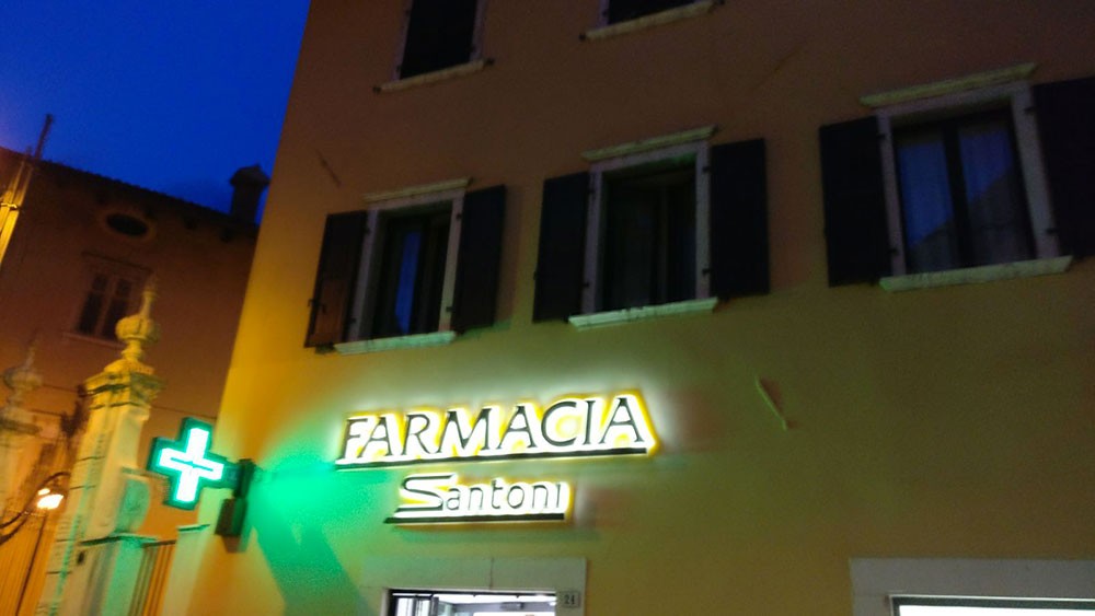 Farmacia Santoni - Insegna (notte)